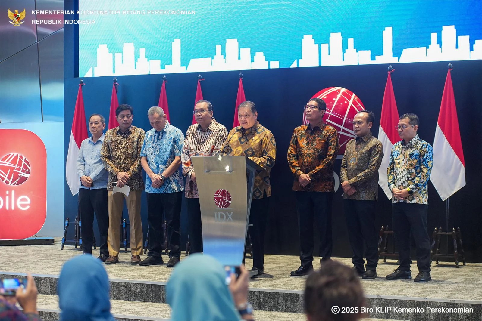 Menteri Koordinator Bidang Perekonomian Airlangga Hartarto (tengah) saat konferensi pers stabilitasi pasar modal Indonesia di BEI, Jakarta,kemarin. ANTARA FOTO/Asprilla Dwi Adha